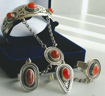 Yestay Daubayev’s jewellery impresses with its fine lines and colour play. 1365704790